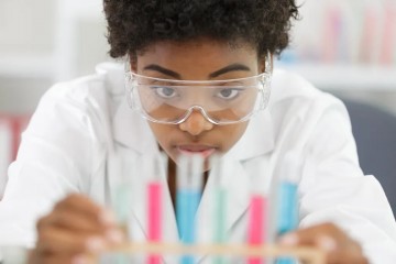 Programa Futuras Cientistas tem 470 vagas para alunas e professoras
