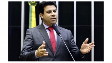 O Deputado Federal, Carlos Veras, solicitou a criação de comissão para acompanhar as causas dos óleos nas praias do Nordeste 