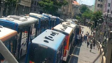 Rodoviários realizam paralisação no Centro do Recife por atraso salarial 