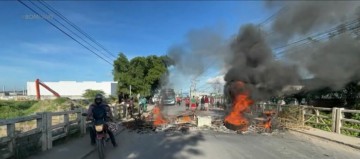 Moradores realizam protesto na Estrada da Muribeca pedindo justiça por vítimas de atropelamento em Jaboatão
