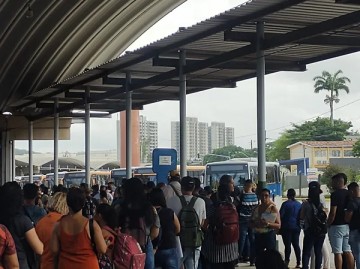 Rodoviários realizam protesto em Olinda e provocam longas filas de espera nos terminais e paradas