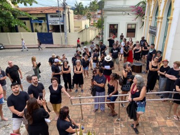 Vestindo roupas pretas, moradores do Sítio Histórico de Olinda denunciam crimes na região