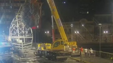 Escultura do galo gigante começa a ser montada na Ponte Duarte Coelho, no Recife