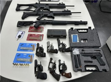 No Recife, polícia prende homem com porte e posse ilegal de arma; revólver, espingarda, carabinas e munições foram apreendidos em sua residência