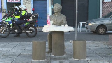 Estátua de Reginaldo Rossi passa por limpeza após ser pichada por vândalos