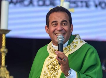 Pároco de Tamandaré, Padre Arlindo recebe a mais alta comenda do TJPE