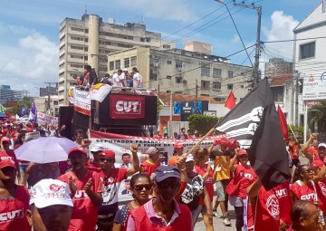 Atos lembram o Dia do Trabalhador no Recife