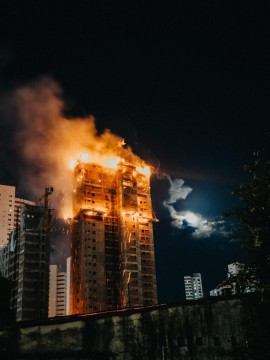 Incêndio atinge edifício em construção no bairro da Torre