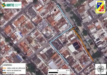 Trecho de avenida é bloqueado em decorrência de obra da Compesa em Caruaru
