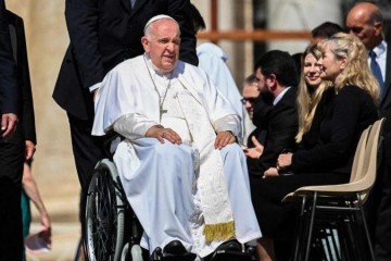 Papa Francisco recebe alta após cirurgia de emergência