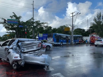 Acidente entre carro e BRT deixa ferido no centro do Recife 