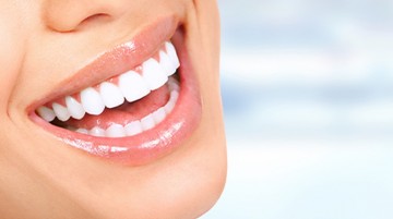 Implante dentário é a solução segura para voltar a ter dentes fixos 