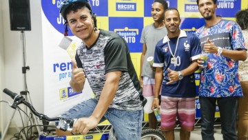 Recifenses recebem 100 kits do programa Renda por App