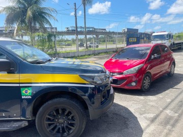 Foragido abandona filhos e companheira em carro roubado para fugir da polícia no Recife