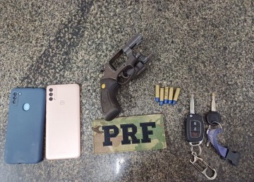 PRF recupera carro roubado e apreende armas após tentativa de fuga no Recife