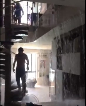 Piscina vaza e inunda apartamento no Recife