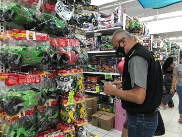 Procon Recife fiscaliza lojas de brinquedos e faz alerta para o Dia das Crianças