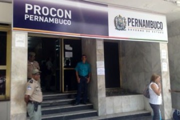 Procon Pernambuco promove mutirão para consumidores endividados e auxilia quem tiver dificuldade de conferir se tem dinheiro retido no banco 