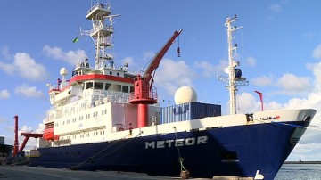 Navio alemão Meteor atraca no Recife