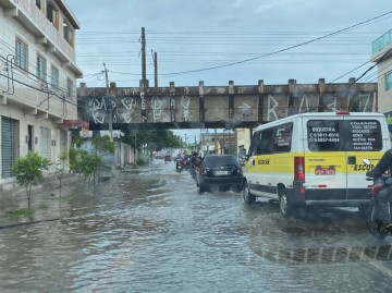 Chuvas voltam a cair com intensidade e causam transtornos no Grande Recife