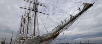 Navio espanhol abre visitação no Porto do Recife