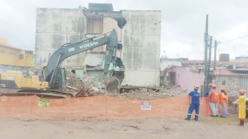 Após tragédia, edifício Leme começa a ser demolido; em Olinda, mais de 100 imóveis têm risco de desabamento