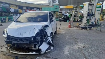 Carro desgovernado invade posto de gasolina, atinge moto e atropela frentista e cliente em Paulista