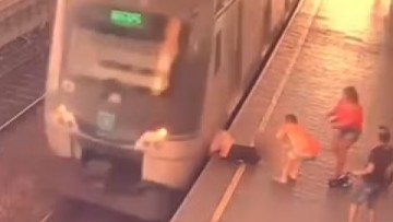 Idoso fica com perna prensada e é arrastado por metrô na Estação Barro