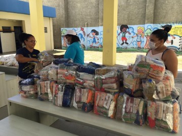 Estudantes da rede municipal de ensino recebem kits alimentação, pedagógico e de limpeza 