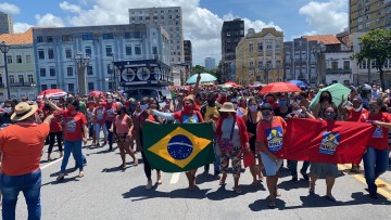 Populares cobram moradias em caminhada no Recife