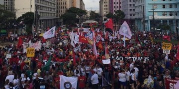 Ato contra reforma da Previdência e pela educação reúne milhares de pessoas no Recife
