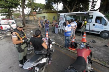 Policiais da Lei Seca em Pernambuco já contam com câmeras acopladas nas fardas 