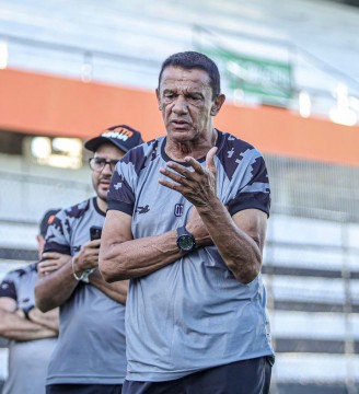 Central demite técnico Mauro Fernandes