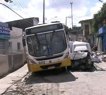 Motorista de carreta perde controle e atinge seis veículos em Jaboatão dos Guararapes