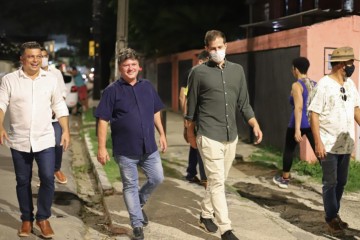 Sileno Guedes e Pedro Campos participam de caminhada na Zona Norte do Recife