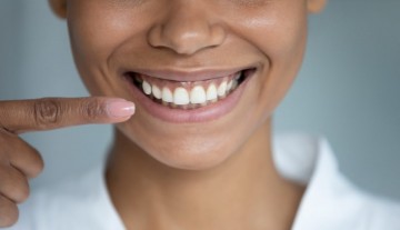 Especialista comenta sobre a importância do esmalte do dente e cuidados para evitar seu desgaste