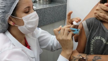 Recife inicia vacinação de reforço da vacina bivalente contra a Covid-19 para grupos prioritários