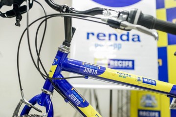 Programa da Prefeitura do Recife distribui 100 kits com bicicletas e celulares com pacote de internet