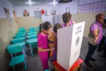 Raquel Lyra vota acompanhada de Priscila e família no colégio Diocesano, em Caruaru