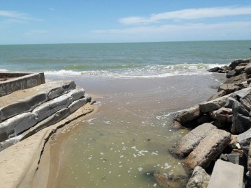 CPRH fiscaliza despejo de esgoto nas praias da Conceição e Maria Farinha, no município do Paulista