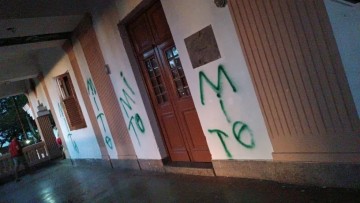 Grupo invade centro de formação do MST e picha paredes com símbolo nazista e palavra 'mito', em Caruaru