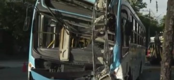 Motorista perde controle de ônibus e colide em poste no bairro de São José
