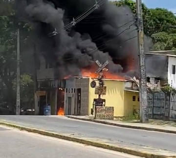 Incêndio atinge estabelecimentos e casas no Recife 