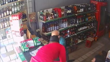 Homem invade depósito de bebidas, rouba dinheiro e empurra idoso