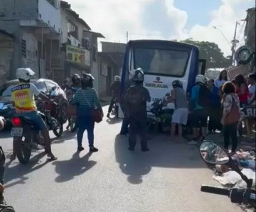 Micro-ônibus perde controle em ladeira e quase atropela motociclistas em Jaboatão dos Guararapes