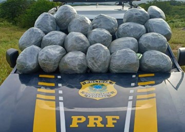 PRF apreende 20 kg de maconha em porta-malas de carro, após fuga em Serra Talhada