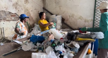 Cooperativa de reciclagem realiza ação de conscientização no bairro de São José