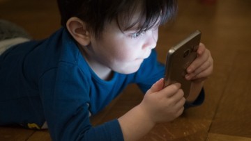 Governo Federal define grupo sobre uso indevido de telas por crianças