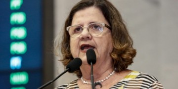 Teresa Leitão pede análise de PL que coloca professores como grupo prioritário de vacinação contra a covid-19