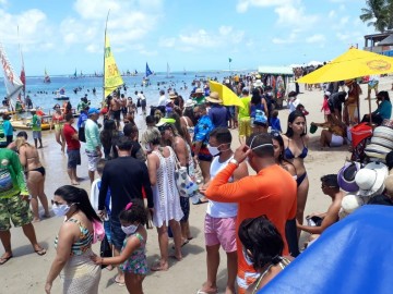 Banhistas lotam praia de Porto de Galinhas no feriadão 